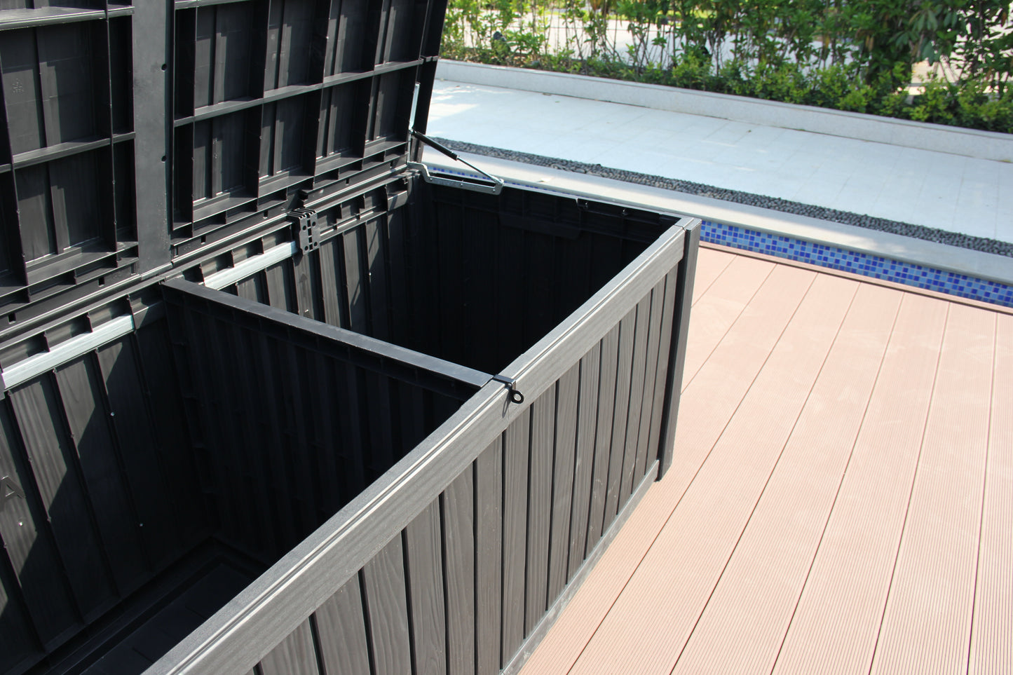 BTEXPERT 150 Gallon Large Resin Deck Box, Outdoor Storage Container with Metal Rods & Partition for Patio Furniture Cushions Garden Tools Equipment Waterproof Lockable UV Resistant