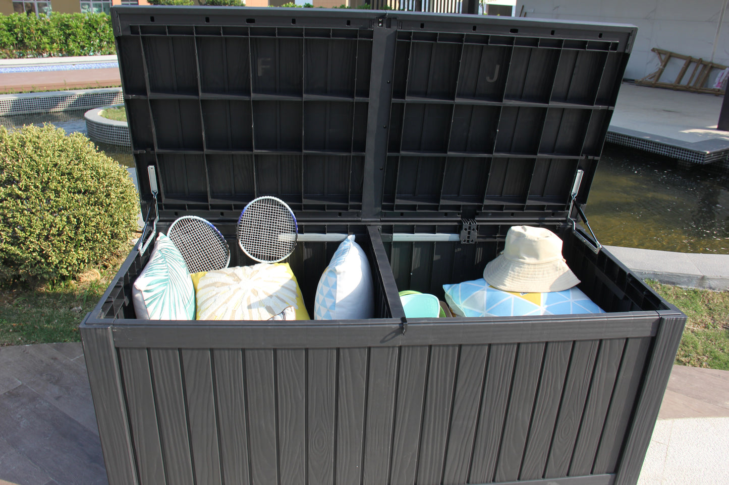 BTEXPERT 150 Gallon Large Resin Deck Box, Outdoor Storage Container with Metal Rods & Partition for Patio Furniture Cushions Garden Tools Equipment Waterproof Lockable UV Resistant